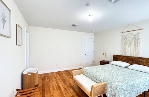 Pleasant Plains Apartment | Luxury Apt in NYC | Free Parking | Near Train & NJ