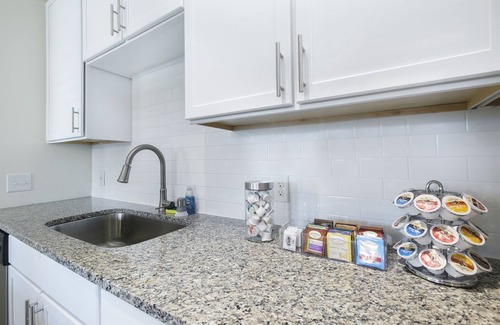 Dixie - Berryhill Apartment | Luxury Apt| King & Queen Beds|9mins to CLT| Near Top Golf, Shops, & Restaurants