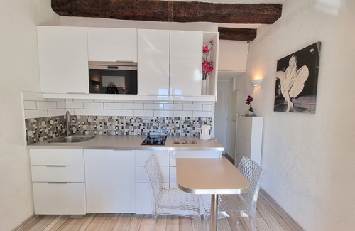 Le Suquet Apartment | Luxury apt with amazing SEA VIEW BALCONY: 2 mins walk to beaches & 4 mins Palais