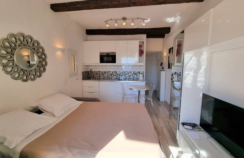 Le Suquet Apartment | Luxury apt with amazing SEA VIEW BALCONY: 2 mins walk to beaches & 4 mins Palais