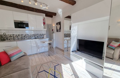 Le Suquet Apartment | Luxury apt with amazing SEA VIEW BALCONY: 2 mins walk to beaches & 4 mins Palais