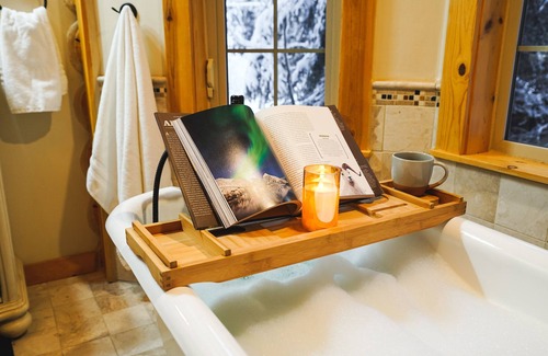 Fairbanks Cabin | Luxury Aurora Lodge w/Jacuzzi & Sauna 3 Miles From Fairbanks!