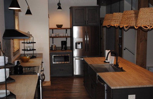 Kimberling City Cabin | Luxury Awaits: Bunk Room Extravaganza and 5-Person Hot Tub on a Sprawling Deck