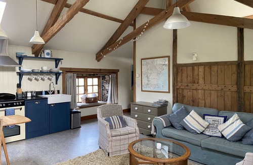 Chillington House | Luxury Barn for Two - the Nest With Private Hot Tub & Garden Near The Sea