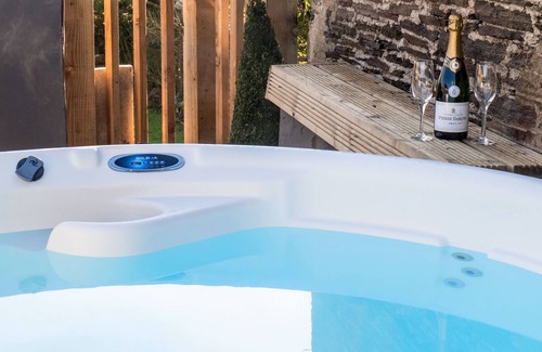 Chillington House | Luxury Barn for Two - the Nest With Private Hot Tub & Garden Near The Sea