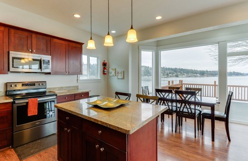South Colby House | Luxury bayfront home with beach access, deck & gas fireplace - great for events