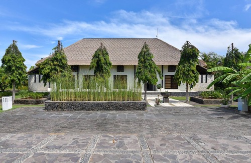 Lokapaksa Villa | Luxury Beach Front Villa with large garden, private pool, staff and free Wi-fi