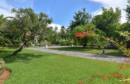 Lokapaksa Villa | Luxury Beach Front Villa with large garden, private pool, staff and free Wi-fi