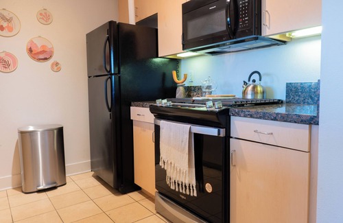 Downtown Apartment | Luxury Beach Style Room in Santa Monica with WiFi, nearby fitness room and pool