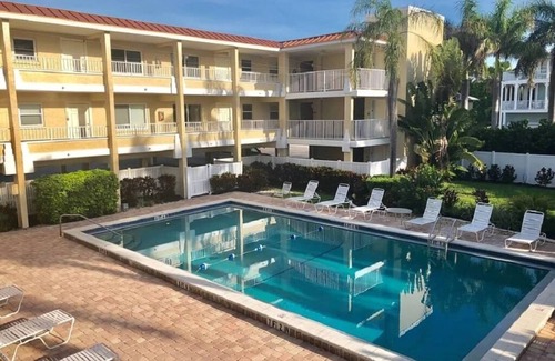 Holmes Beach Condo | Luxury Beachfront Condo with Elevator