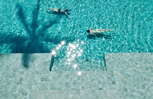 Pelena Villa | Luxury beachfront pvt Villa 4 BR fully staffed Infinity pool 8-12 pax