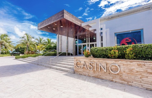 Alice Town House | Luxury Beachfront Retreat with Modern Amenities and Breathtaking Views in Bimini