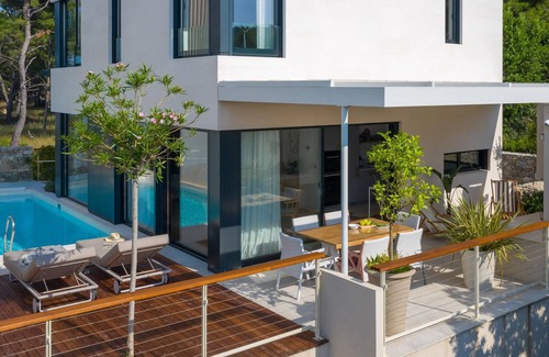 Sutivan Villa | Luxury Beachfront Villa Sutivan 3 with heated private pool at the beach in Sutivan - Brac
