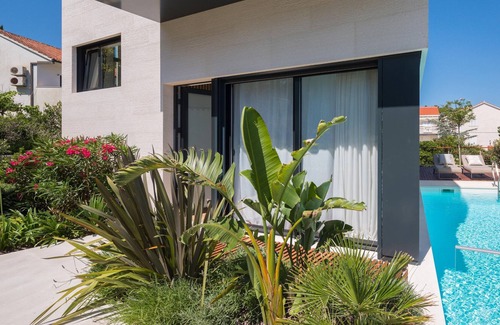 Sutivan Villa | Luxury Beachfront Villa Sutivan 3 with heated private pool at the beach in Sutivan - Brac