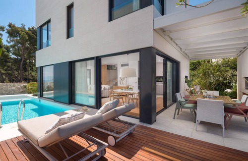 Sutivan Villa | Luxury Beachfront Villa Sutivan 3 with heated private pool at the beach in Sutivan - Brac