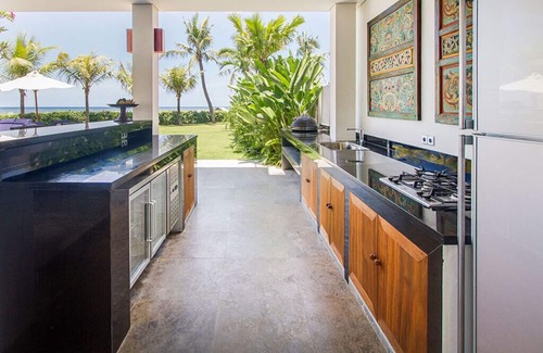 Sukawati House | Luxury Beachfront Villa in great location
