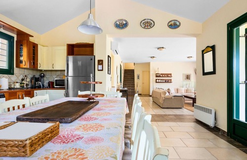 Kilada Villa | Luxury Beachfront Villa with Swimming pool and Tennis Court