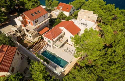 Selca Villa | Luxury Beachfront Villa White Bellezza with private heated pool at the beach on Brac Island - Sumartin