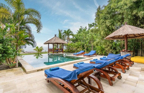 Melaya Villa | Luxury beachfront villa Boathouse