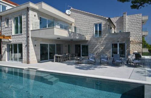 Selca Villa | Luxury Beachfront Villa White Bellezza with private pool at the beach on Brac island - Sumartin