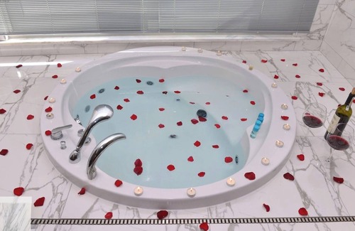 Gayrettepe Apartment | Luxury Beşiktaş Haven with Jacuzzi Near Historic Istanbul. Free Wifi