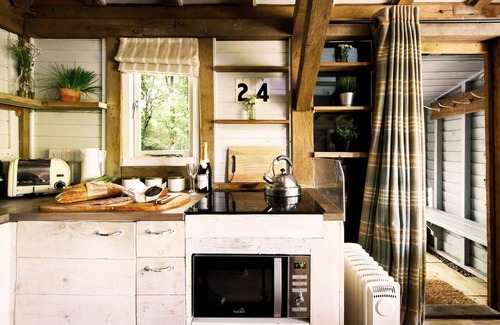 Billingshurst Cabin | Luxury Boltholes | Cabin in the woods with hot tub
