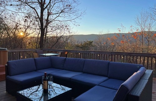 Mount Jackson Cabin | Luxury Bryce Cabin w/Hot Tub, Mountain Views, Theater, Game Room, Firepit!
