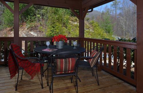 Boone Cabin | ☆ Luxury ☆ Cabin ☆ 2 K/3 Q ☆ Firepit ☆ Fireplace☆Rustic☆3 Smart TVs☆Large Decks☆
