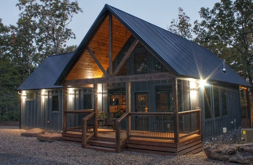 Wilburton Cabin | Luxury Cabin adjoining Robber's Cave State Parkn