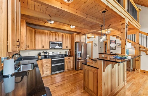 Vein Mountain Cabin | Luxury Cabin-Big Views Hot Tub Fire Pit