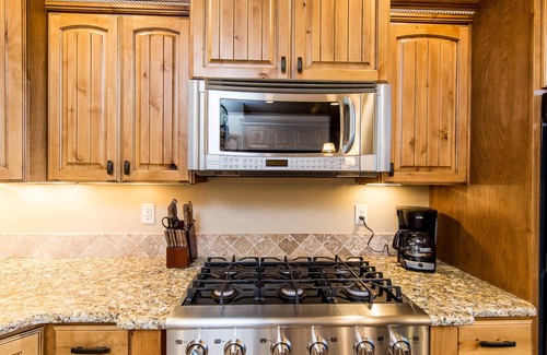 Zion National Park East Entrance Cabin | Luxury cabin in the Zion mountains, privacy, pool access, 7th night free