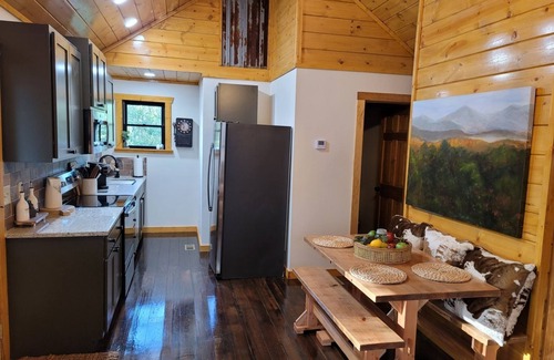 Clarkesville Cabin | Luxury Cabin, King Bed, Hot Tub Minutes from Alpine Helen sits on 40 acres.