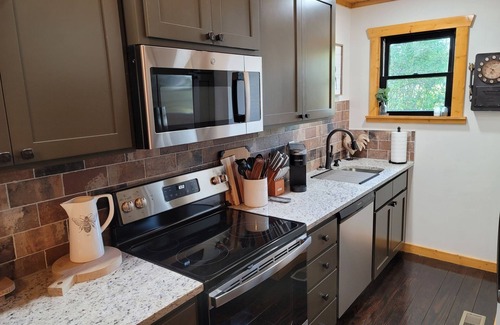 Clarkesville Cabin | Luxury Cabin, King Bed, Hot Tub Minutes from Alpine Helen sits on 40 acres.