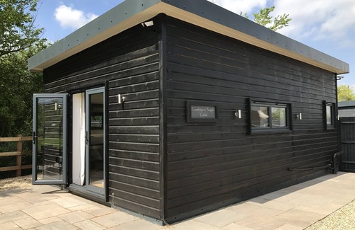 Fifield Cabin | Luxury Cabin near Legoland, Windsor, Ascot and Lapland with enclosed garden