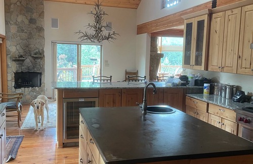 Los Ojos House | Luxury Cabin on Brazos River with breathtaking views of Brazos Cliffs.