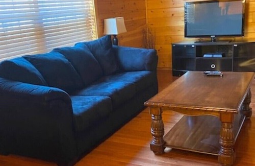 Hickory Hills Cabin | Luxury Cabin Sleeps 22 w/Game Room,HOT TUB,FIRE PIT,BB Court! 5min to SKI SLOPES