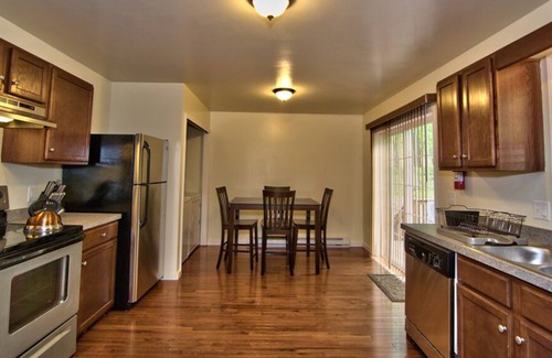 Hickory Hills Cabin | Luxury Cabin Sleeps 22 w/Game Room,HOT TUB,FIRE PIT,BB Court! 5min to SKI SLOPES