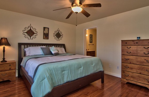Hickory Hills Cabin | Luxury Cabin Sleeps 22 w/Game Room,HOT TUB,FIRE PIT,BB Court! 5min to SKI SLOPES