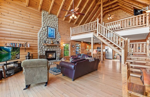 Bryson City Cabin | LUXURY CABIN, SPECTACULAR VIEW, HOT TUB, FIREPIT, PRIVACY, FIREPLACE, JACUZZI n