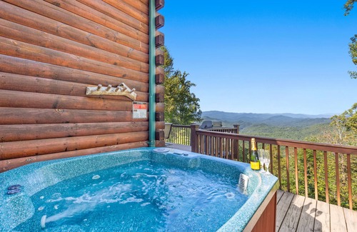 Bryson City Cabin | LUXURY CABIN, SPECTACULAR VIEW, HOT TUB, FIREPIT, PRIVACY, FIREPLACE, JACUZZI n