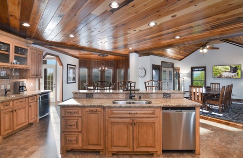 Gatlinburg - Pigeon Forge Cabin | Luxury Cabin w/2 Pools, Golf Simulator, Hot Tub, Fire Pit & More!