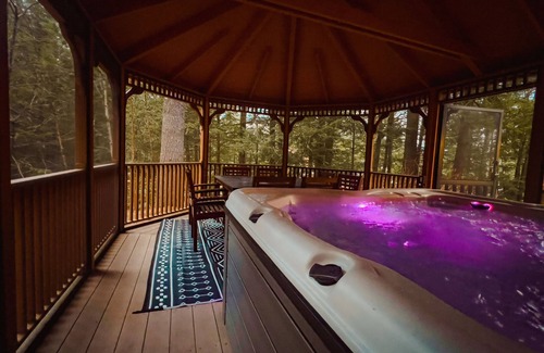 Rumford Center Cabin | Luxury Cabin with A/C, Hot Tub, Minutes to Sunday River! 21' Gazebo! Generator!
