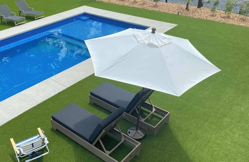 Pointblank Cabin | Luxury cabin with fitness room, pool & AC in serene Point Blank