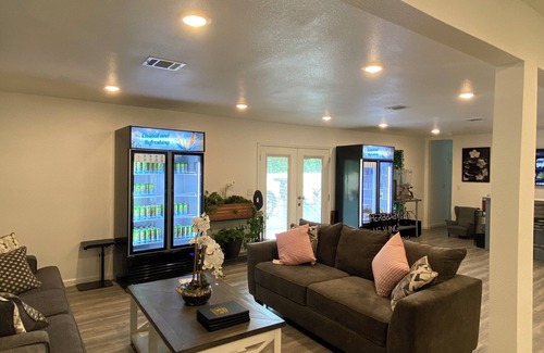 Pointblank Cabin | Luxury cabin with fitness room, pool & AC in serene Point Blank