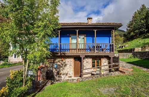 Precendi House | Luxury Cabin with Jacuzzi by the Sella River and Picos de Europa