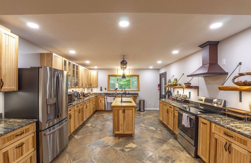 Mountain Home Cabin | Luxury Cabin With Lake Views + 36 Acres To Play On Bull Shoals