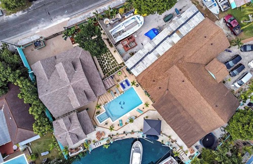 Nassau Cottage | "Luxury Canal-Front Retreat in the Bahamas: Your Dream Getaway Awaits!"