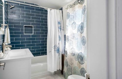 Locust Grove House | Luxury Cape Cod Retreat in Charlottesville