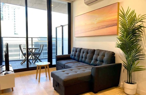 Adelaide Central Business District Apartment | Luxury CBD Beach Vibes-Queen Bed-Gym-BBQ