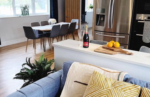 Bosham House | Luxury Cedar House, Private Garden & Pool House